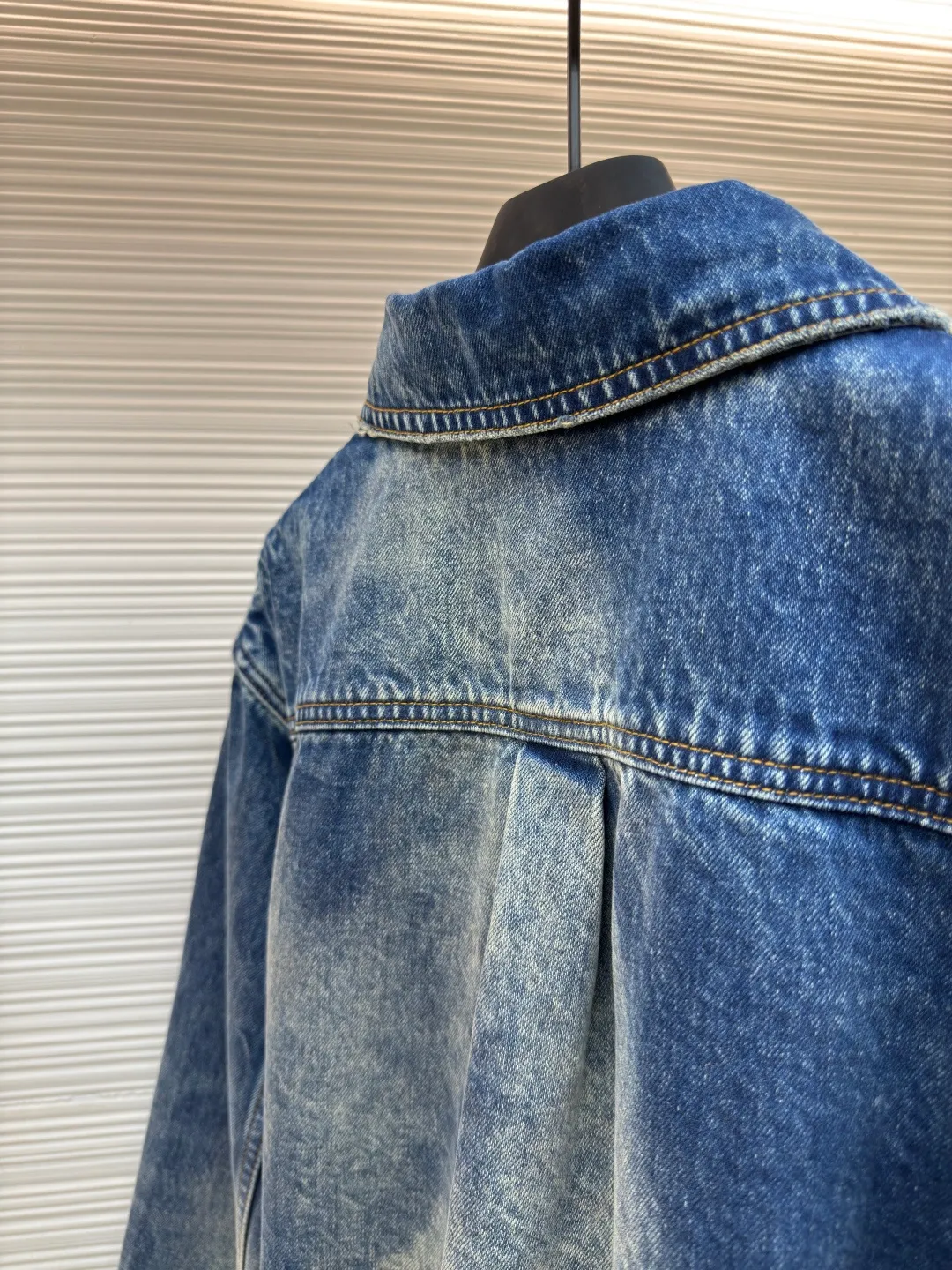 LOUIS VUITTON sun-faded denim jacket ●Authentic product: purchased and developed for 18700 ●Item number: 1680026-B85 ●Material: denim denim ●Technology: sun-faded ●Version: fitted version ●Size: 46-48-50-52 ●Weight: about 1250g ●Description: Classic blue, distressed and faded, full of retro tones, like something out of a 90s fashion magazine. Wear it, casual and comfortable, full of relaxation, and easily create a fashionable atmosphere. The fabric is soft and elastic, allowing you to move freely while wearing it, and it will carry the wind when you walk. The three-dimensional tailoring fits the shape of the legs, hides the flesh and makes the legs straight, and can be controlled by both pear-shaped and rectangular figures. The overall wiring is straight and delicate, the fabric is comfortable and soft, and the color is consistent without color difference. It can be matched with the same style to create a fashionable look and control various occasions. Customized accessories, complete with three standards, same style for men and women!